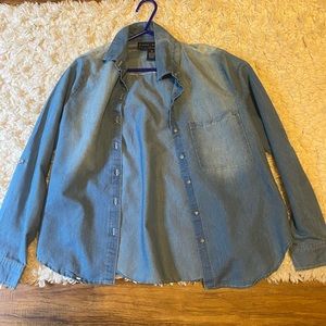 women’s denim light jacket. size medium. great condition